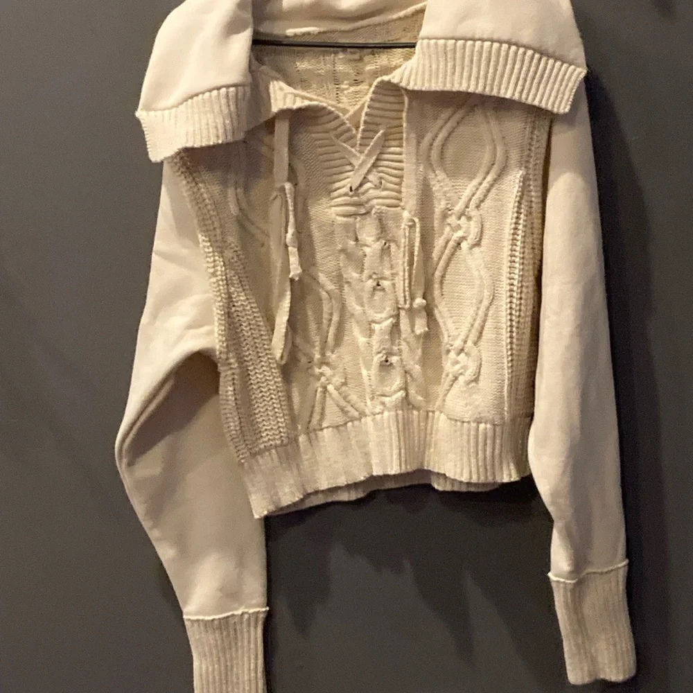 Pilcro size medium cream tie up cable sweater excellent condition - Picture 3 of 6